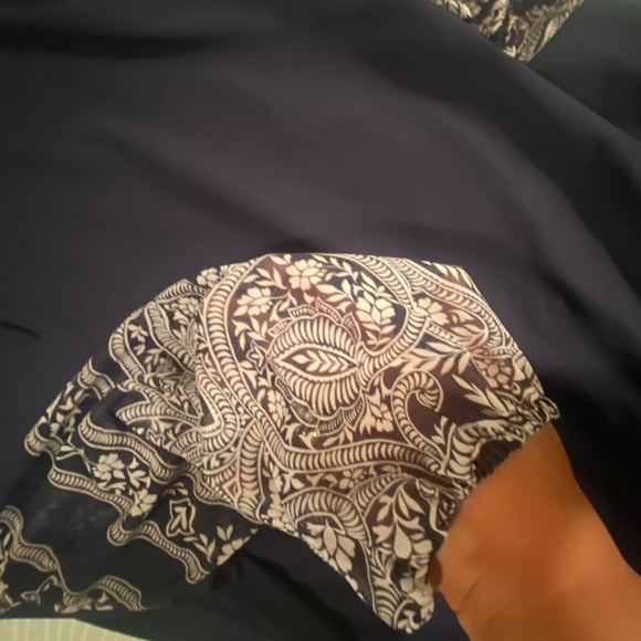 JM Collection XXl navy blouse w/distinctive sleeves and gold detail at keyhole💙 - Picture 6 of 9